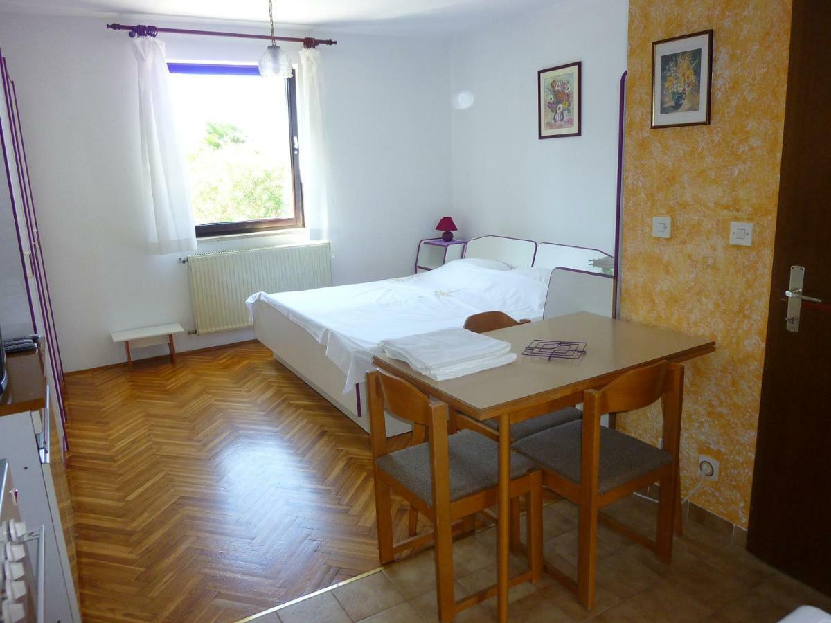 Studio Apartment Ozi Ровінь Екстер'єр фото
